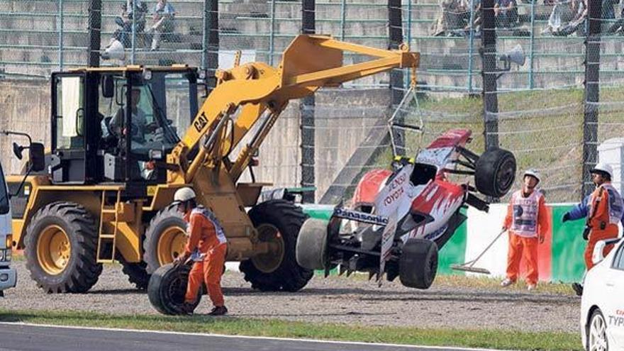 La grúa se lleva el coche de Glock tras el accidente de ayer. // Efe