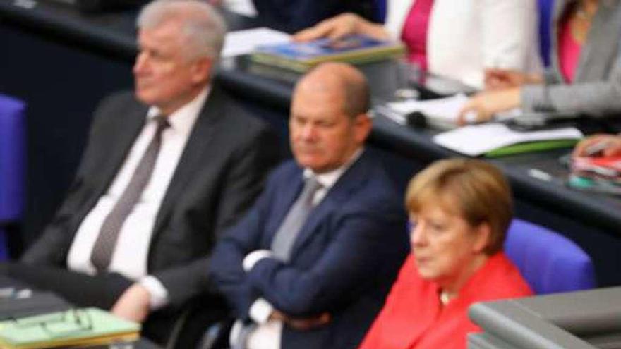 Nahles interviene en el Bundestag, con Merkel y Seehofer al fondo.