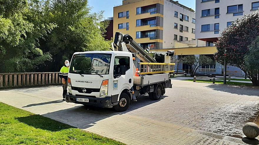 Un camión municipal, esta semana en el entorno de la Praza Massó.