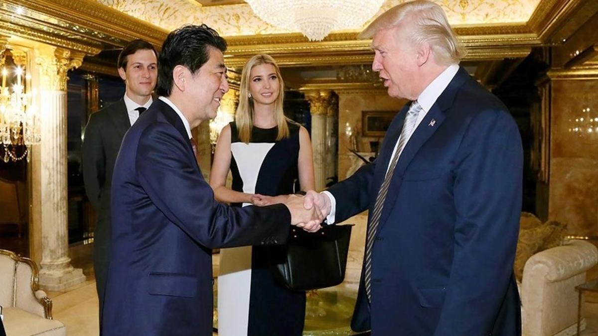 Trump saluda a Abe en presencia de Ivanka y su marido, Jared Kusher.