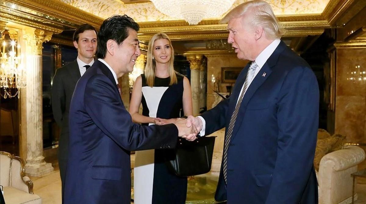 zentauroepp36329459 this handout picture  released by japan s cabinet secretaria161118113128 zentauroepp36329459 this handout picture  released by japan s cabinet secretaria161118113128