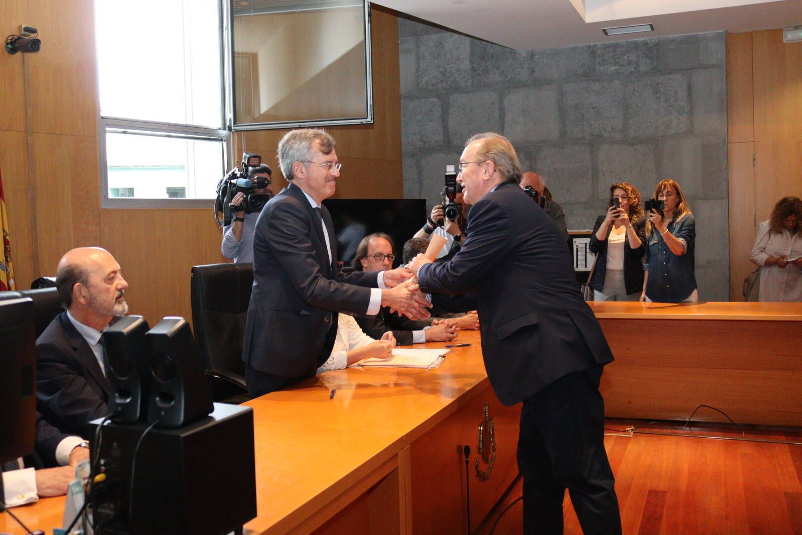 EN IMÁGENES: Así fue la recogida de las actas de los diputados asturianos ante la Junta Electoral Provincial