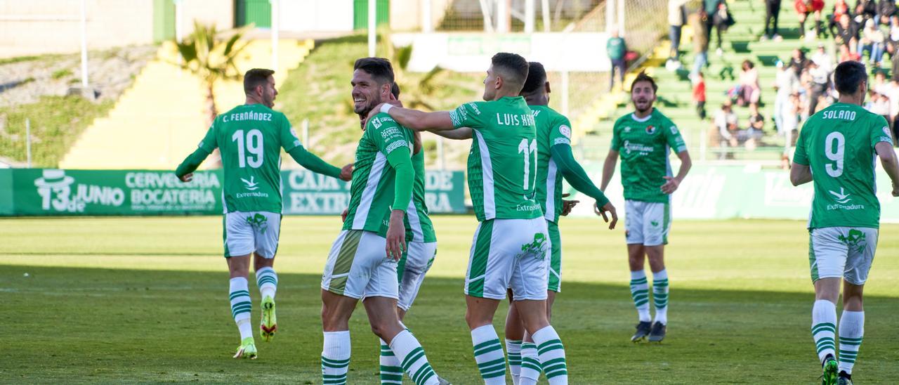 Jugadores del Cacereño celebran un gol durante un partido en el Príncipe Felipe.