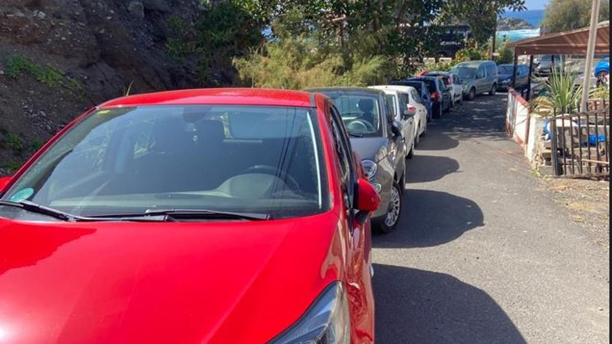 Estado de la vía donde se instalará el 'corredor en U', en la playa del Roque.