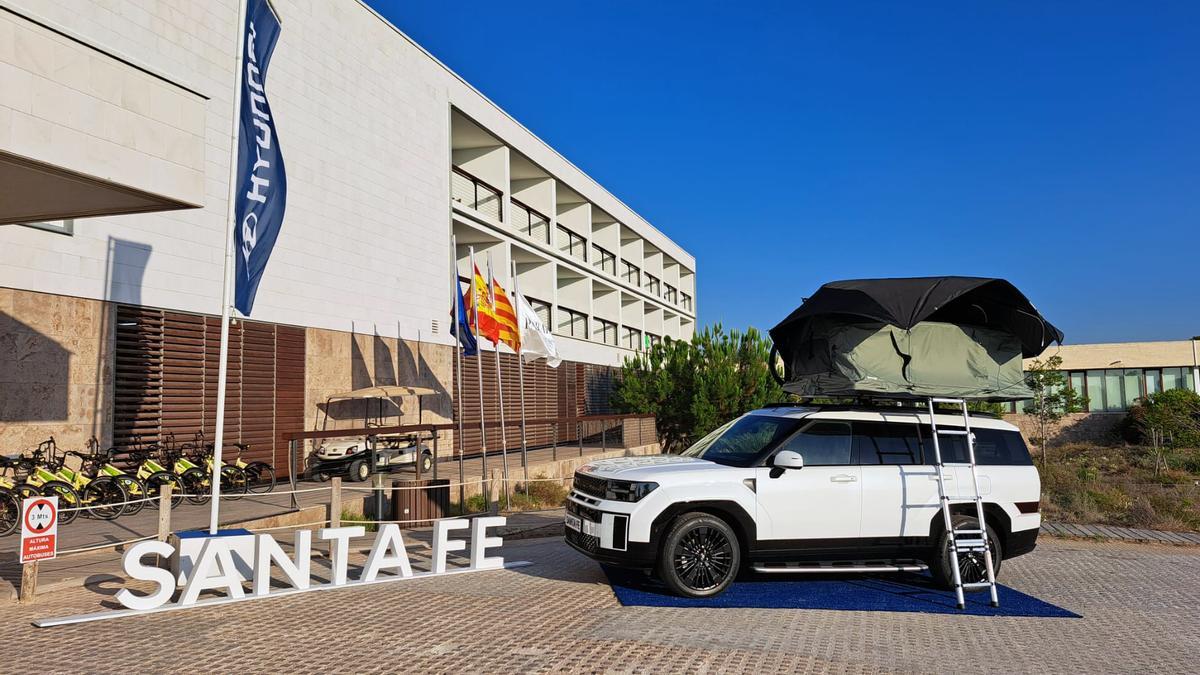 El nuevo Hyundai Santa Fe nos permite, incluso, disfrutar de la naturaleza con un kit para poder pasar la noche.