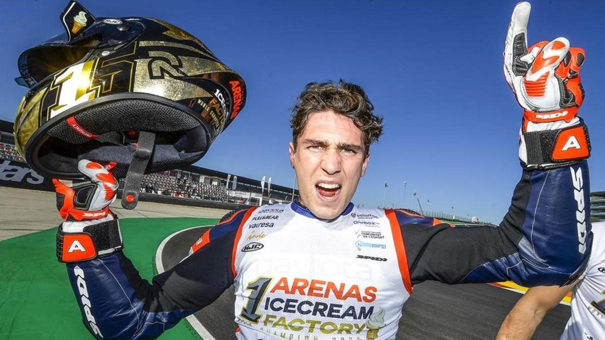 El catalán Albert Arenas (KTM) celebra el título de Moto3, en Portimao.