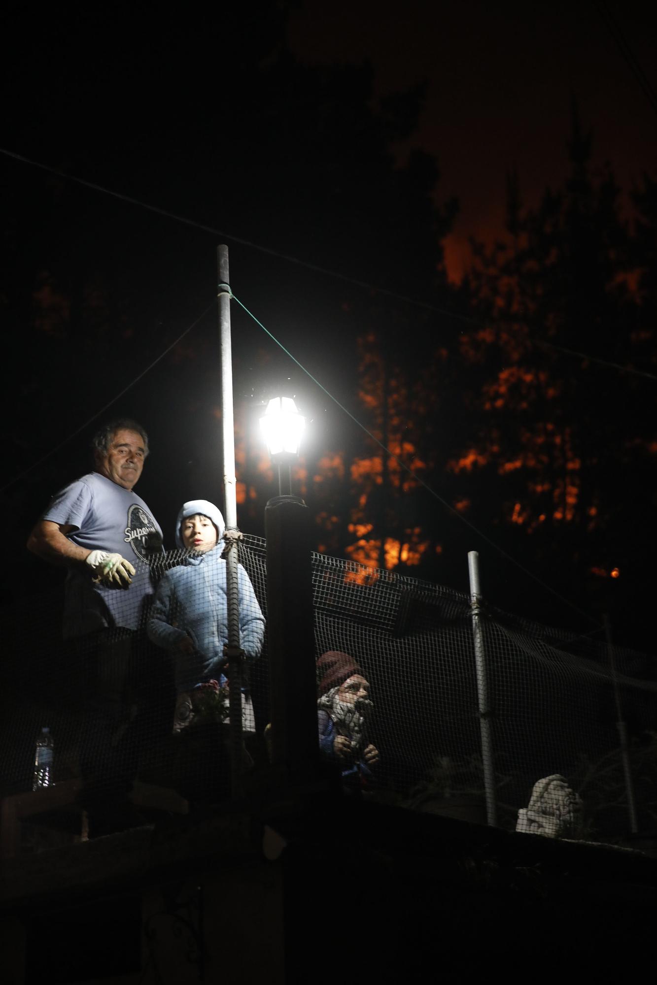 EN IMÁGENES: bomberos, vecinos y la UME luchan contra el preocupante incendio en Tineo