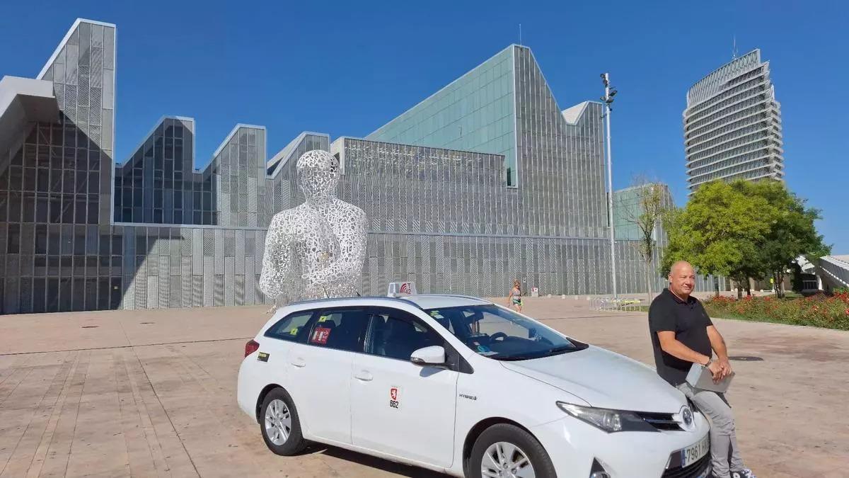Jesús Aragüés apoyado junto a su taxi delante del Palacio de Congresos de Zaragoza