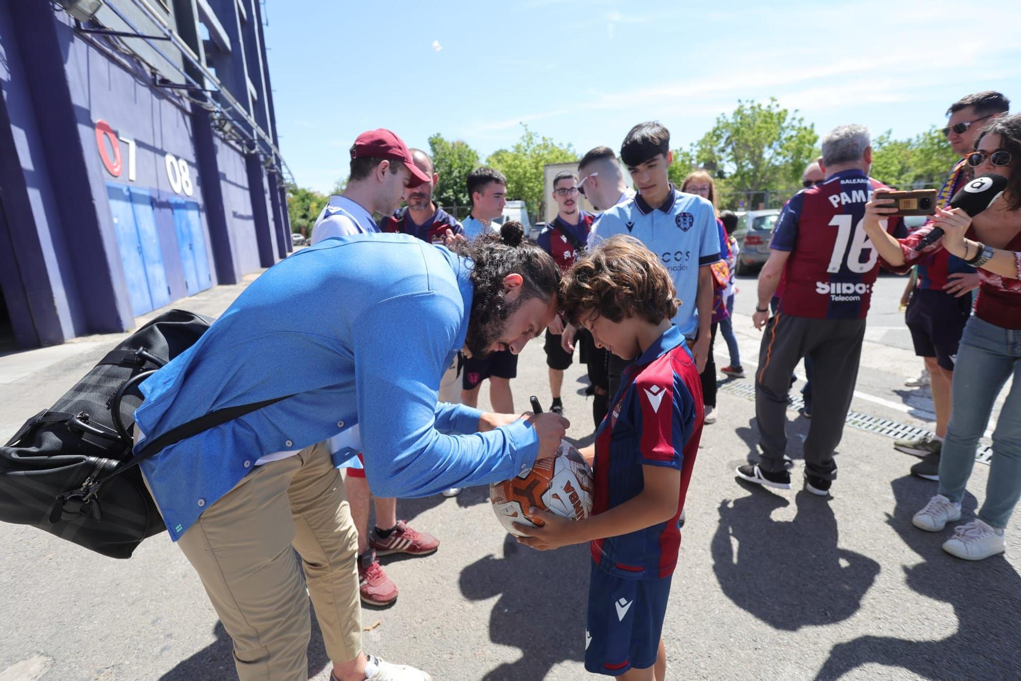 Algunos aficionados desean suerte al Levante UD antes de viajar a Buegos
