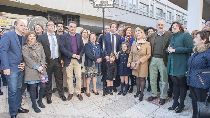 El alcalde, José Ortiz, junto a familiares, amigos y concejales de Torremolinos, en la inauguración.