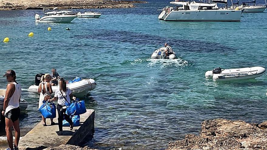 Las empresas ilegales recogen a los clientes en el muelle.