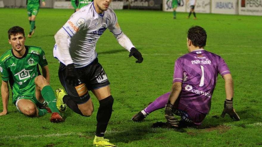 Martín Lamelas supera a defensor y portero rival pero no terminará la jugada en gol. // Iñaki Osorio