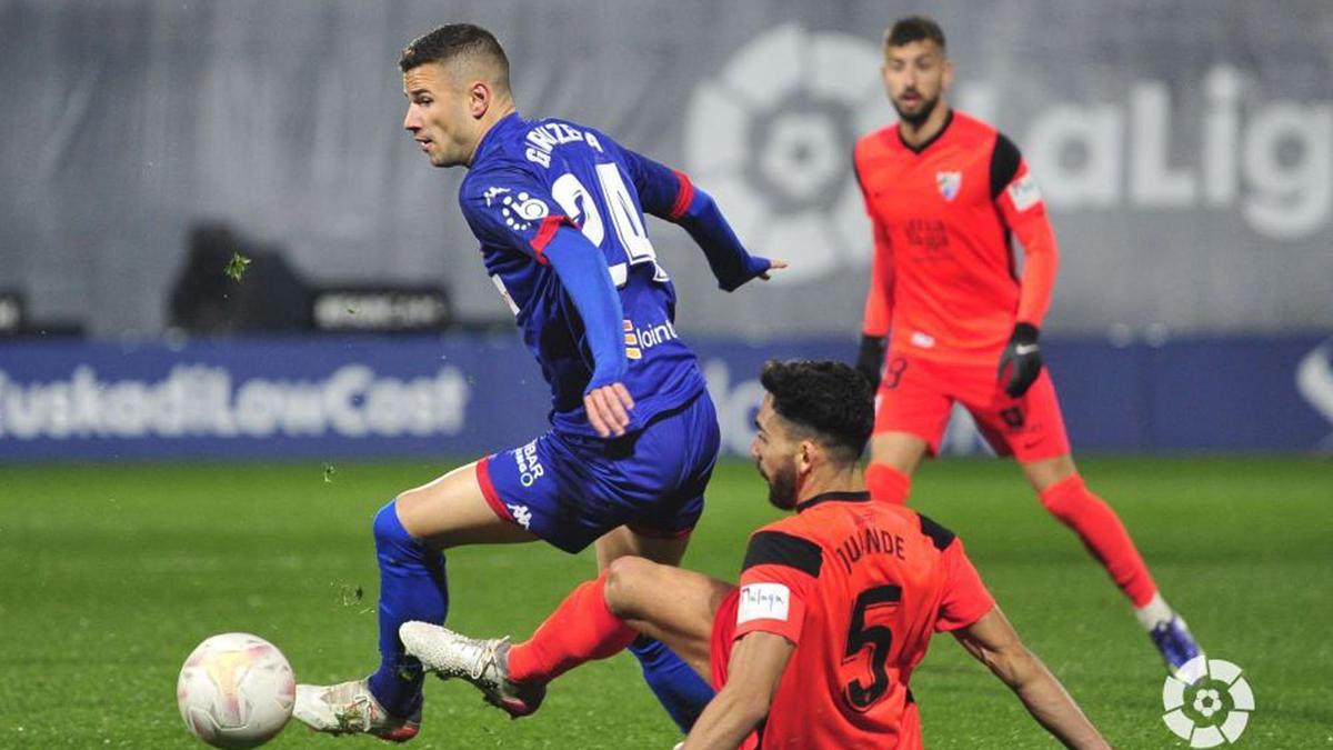 Juande lucha una pelota desde el suelo.