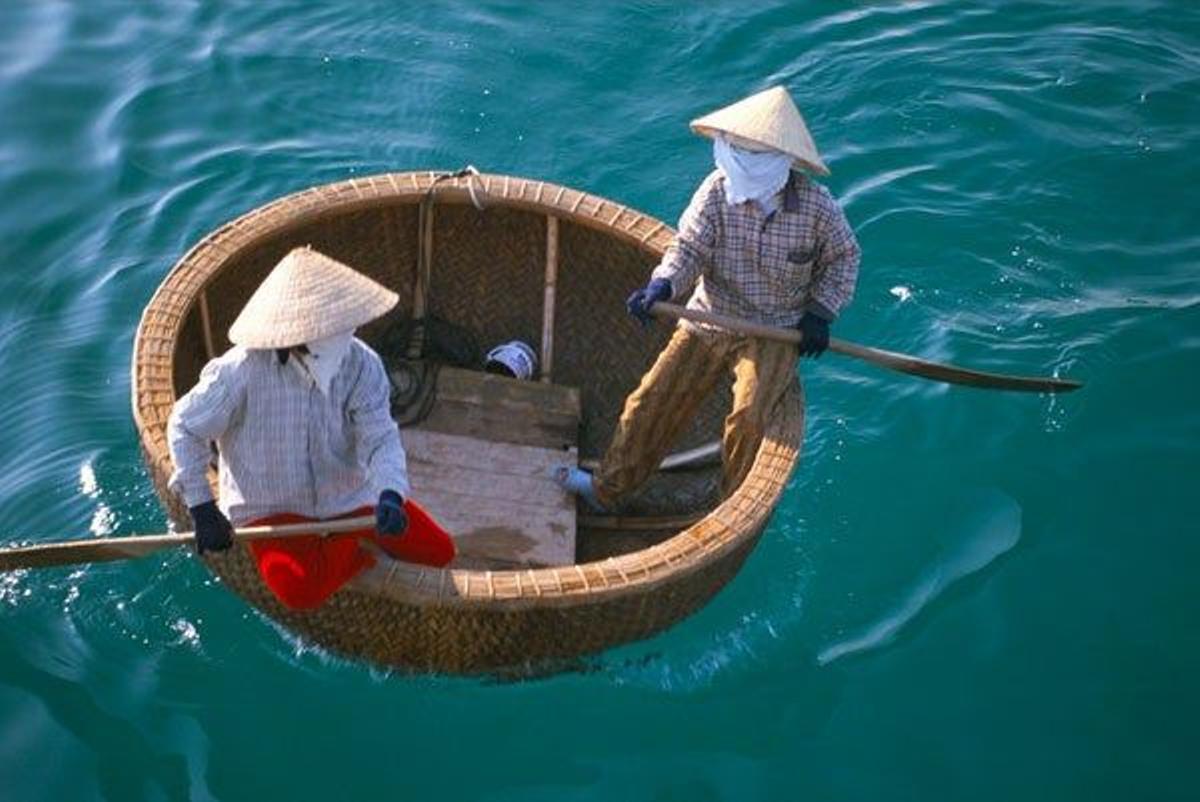 Barco-cesta de bambú en Vietnam.