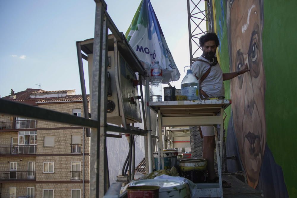 Carlos Adeva junto a su mural de Antonio Pedrero.