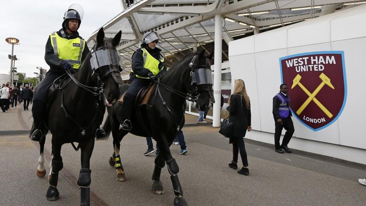 Los fans del West Ham molestaron a la policía inglesa