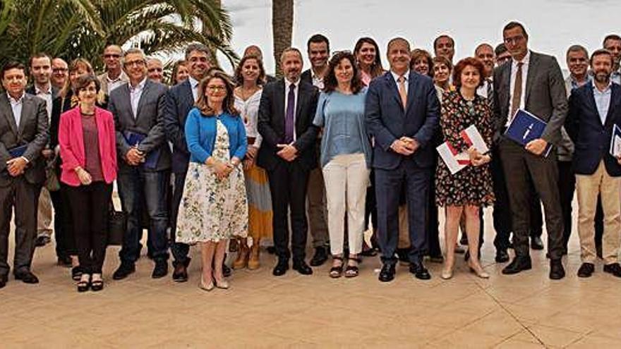 Pedro Ortega (en primera fila en el centro) junto a María Peña (con carpeta) y representantes de las comunidades autónomas y las cámaras, ayer, en Puerto Calero.