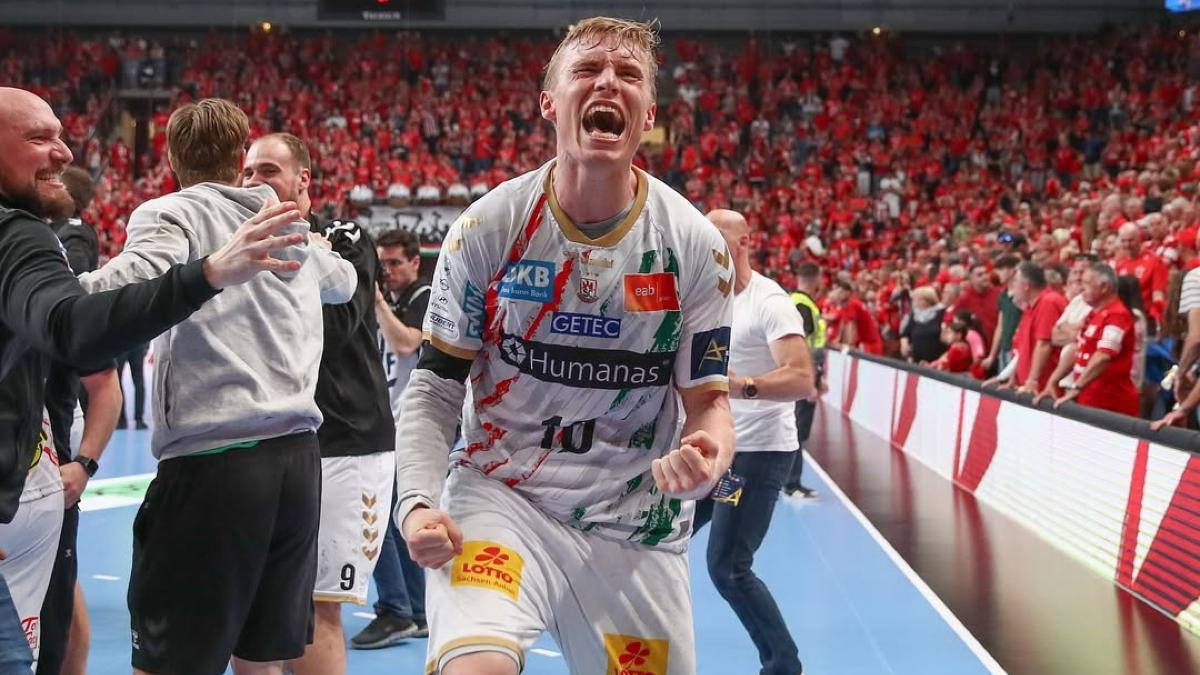 Gísli Kristjansson durante un partido con el Magdeburgo