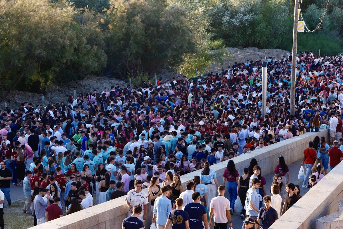 El botellón vuelve a tomar el Balcón del Guadalquivir en Córdoba el miércoles de Feria