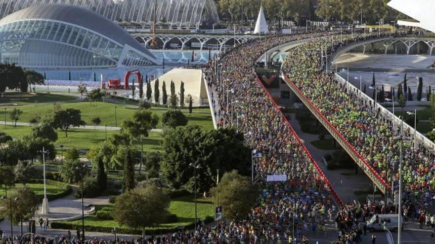 Imagen de la carrera poco después de darse la salida en la Ciudad de las Artes y de las Ciencias de Valencia.