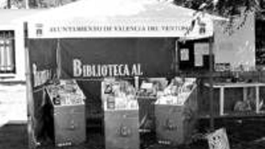 La localidad pacense de Valencia del Ventoso habilita una biblioteca en la piscina municipal