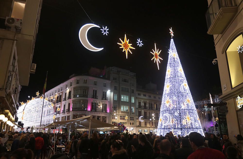 Un espectáculo de luz y sonido, actuaciones infantiles y un concierto de Siempre Así han dado la bienvenida a las fiestas en un Centro de Málaga que estrenaba luces en algunas calles.