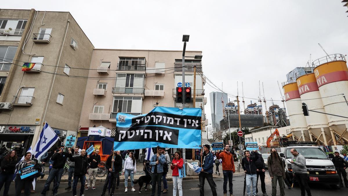 Trabajadores del sector tecnológico protestan contra la reforma judicial del Gobierno israelí, este martes en Tel Aviv.