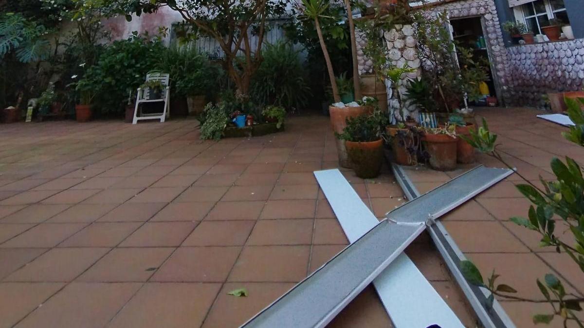 Las chapas que cayeron hace un par de meses en el patio de una casa.