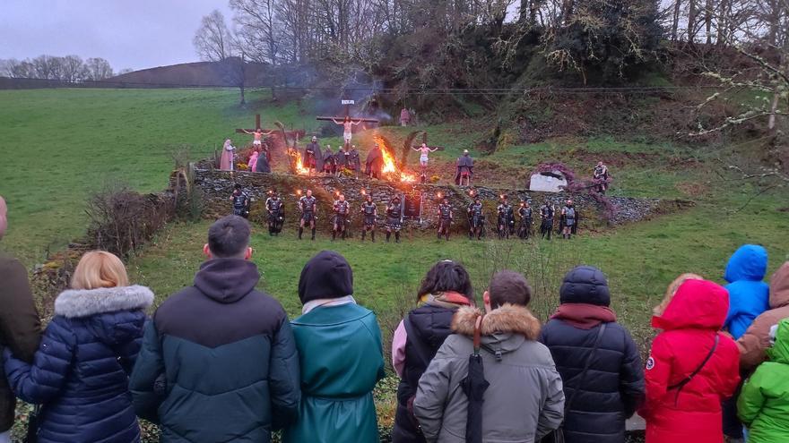 Cristo murió en los Oscos a 5 grados: Ni el frío, ni la lluvia de la jornada impidieron la celebración del espectacular vía crucis viviente de Villanueva