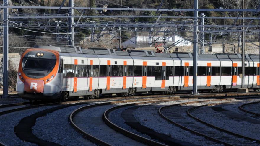 Un tren de la línia de Renfe arribant a l&#039;estació de Manresa.