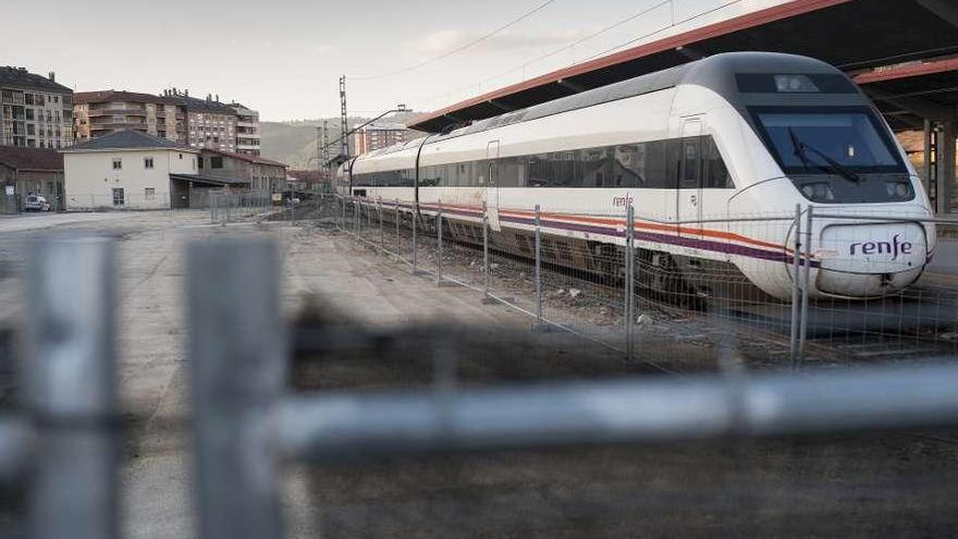 Obras para crear la estación intermodal de Ourense. // Brais Lorenzo