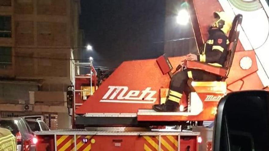 Los Bomberos durante la maniobra de acceso a la casa de la mujer