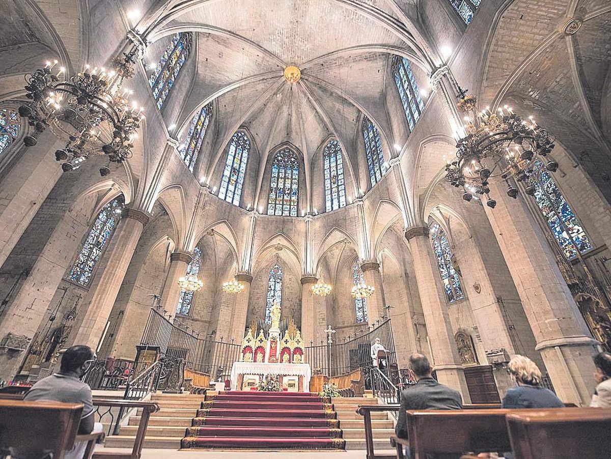 Interior de la basílica de Santa Maria de Manresa, coneguda com la Seu. Presentació i Inauguració de l' espai Oliba a la basílica de la seu de Manresa , amb la presència de l' alcalde Marc Aloy , Valentí Junyent i , el rector de la Seu, mossèn Joan Hakolimana, i la regidora de Cultura, Anna Crespo, en van fer la presentació acompanyats per Marc Sureda, doctor en Història de l'Art i conservador del Museu Episcopal de Vic