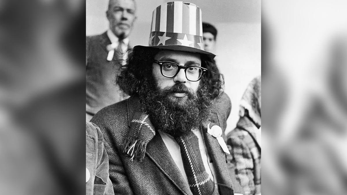 Ginsberg, con un sombrero del Tío Sam en 1966