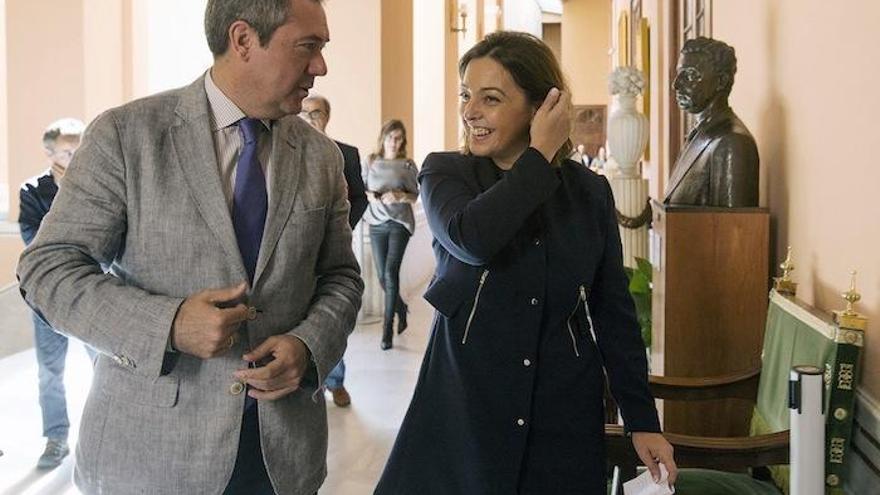 Juan Espadas e Isabel Ambrosio, ayer en Sevilla.