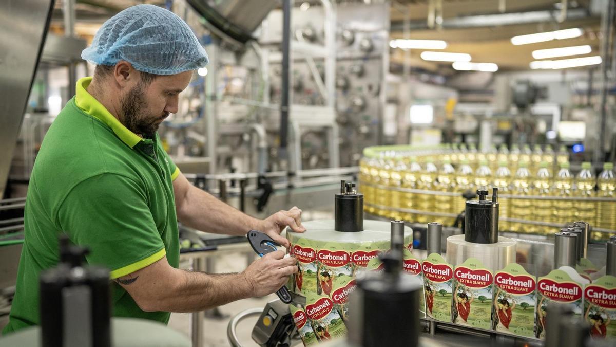 Un trabajador en las instalaciones de Carbonell, una de las marcas cordobesas más consumidas en España.