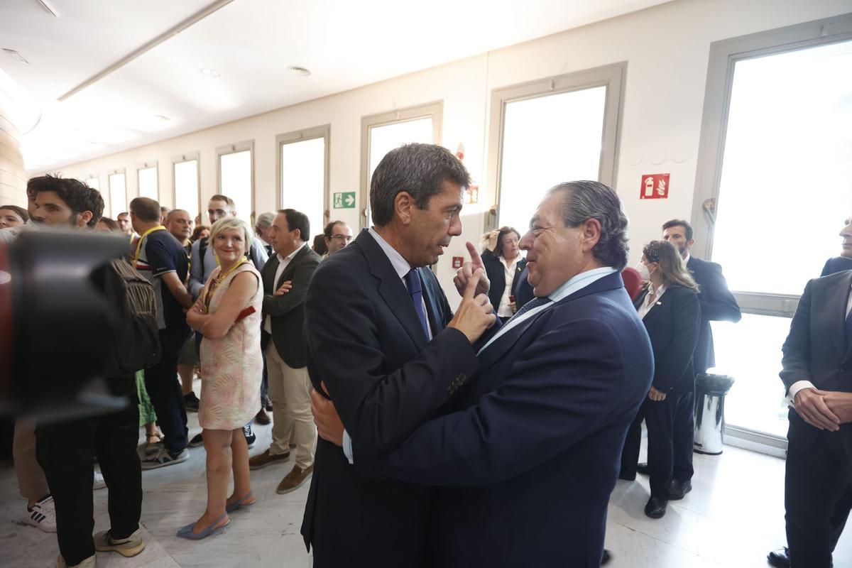 El empresario Vicente Boluda saluda a Carlos Mazón