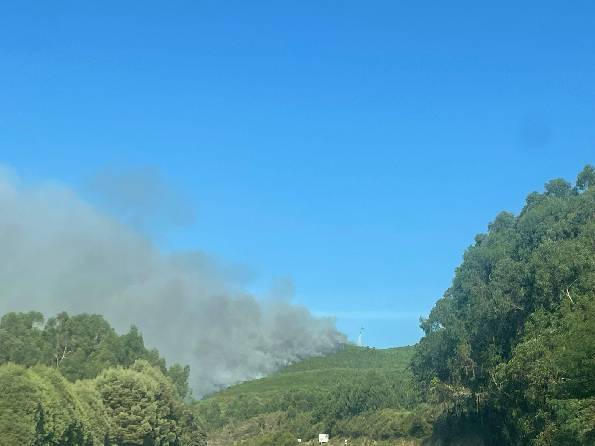 Un incendio cerca la A-52 a su paso por As Neves