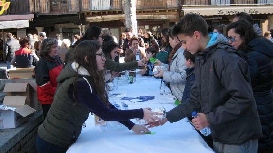 Voluntarios reparten los bocadillos en una edición anterior.