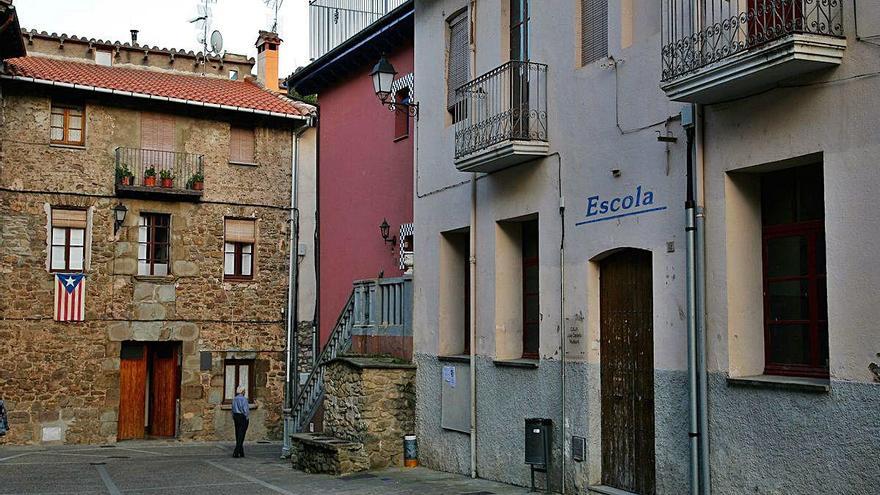 L&#039;edifici de les escoles velles té dues plantes i està situat al centre del poble