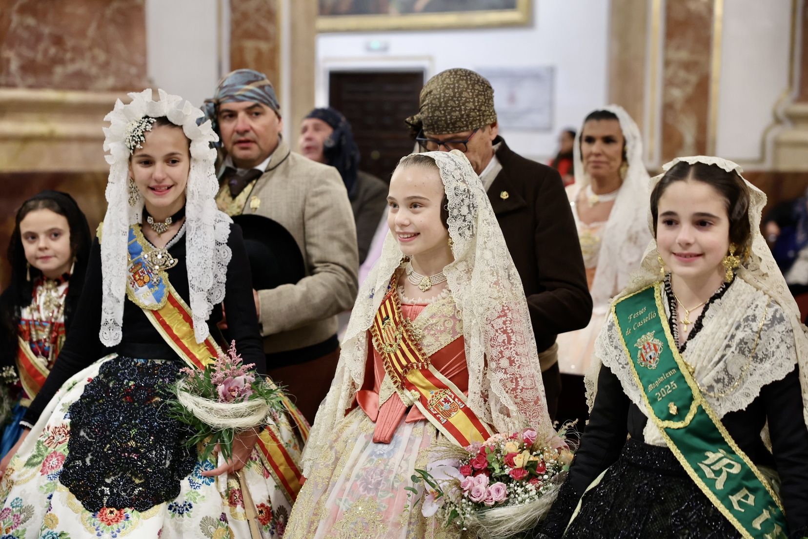 La fallera mayor infantil de València, ante la Virgen