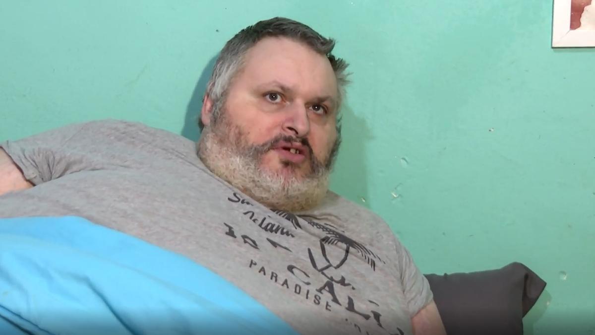 Un hombre con obesidad mórbida pide ayuda al llevar tres meses sin moverse de la cama