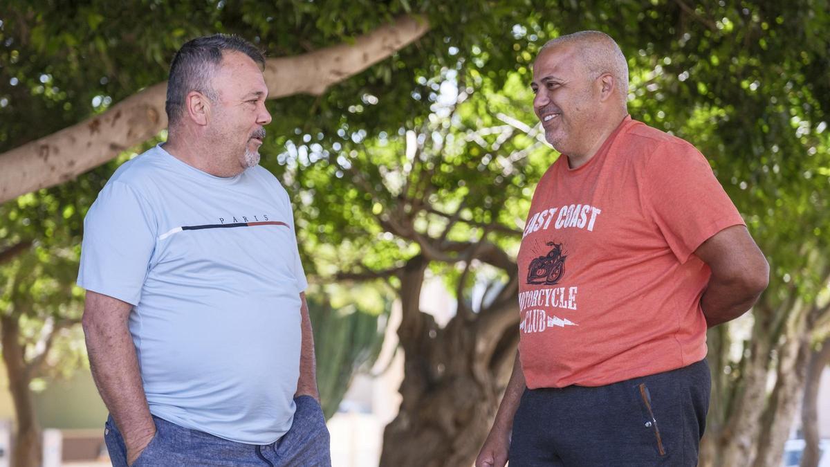 El entrenador del CD Arena Futboltec, Basilio Medina (i), y el utillero del equipo, José Manuel Herrera