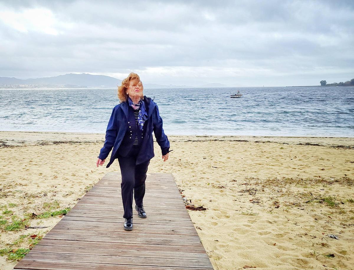 Lola Bon, ayer en la playa de Rodeira, mirando a la ría de Vigo, su lugar favorito.