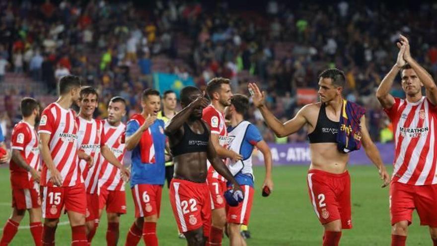 Els jugadors del Girona celebren l&#039;empat al final del partit al Camp Nou.