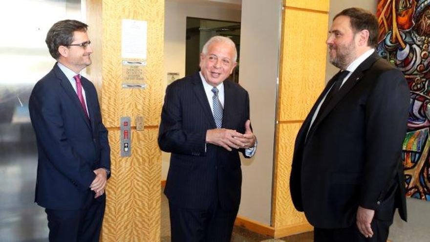 Junqueras amb Tomás Regalado (centre) i el cònsol espanyol