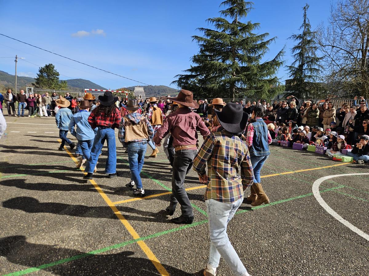 El colegio Bernardo Gurdiel de Grado explosiona por el Antroxu, en imágenes