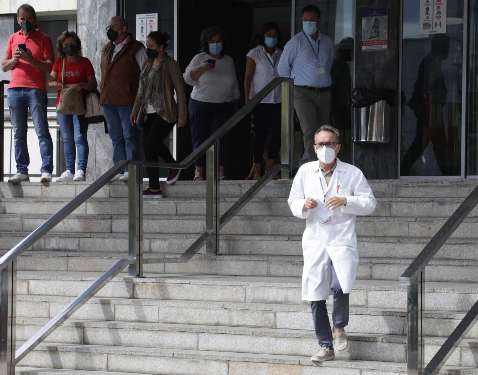 Bernabé Fernández, gerente del área sanitaria del Nalón, ayer, en las escaleras del centro. | Juan Plaza