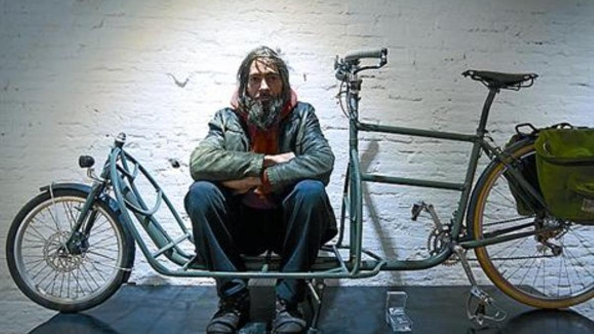 Hombre de retos 8Paul Fuster posa con la bici que se ha construido.