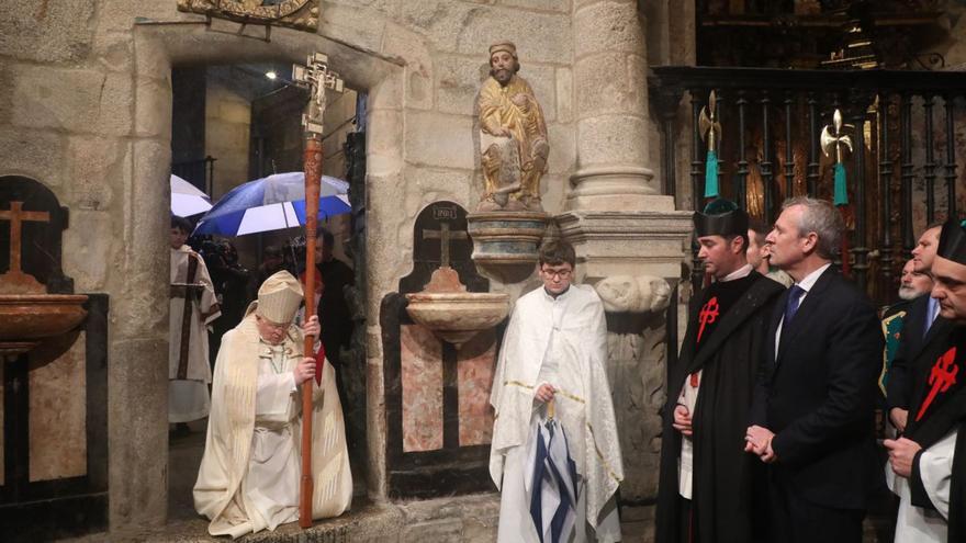 Fin del Año Santo doble. El Año Santo doble —ampliado a 2022 por el COVID— ha llegado a su fin. Se ha cerrado, el pasado sábado, con el tapiado de la Puerta Santa en la catedral de Santiago y no volverá a reabrirse hasta 2027, nuevo Año Jubilar. El arzobispo, Julián Barrio, ofició la ceremonia en la que el presidente de la Xunta, Alfonso Rueda, actuó como delegado regio. Debido al fallecimiento del papa emérito Benedicto XVI, se ha alterado la planificación y las campanas han repicado “a difunto” en su honor. El doble Año Santo ha supuesto la llegada de seis millones de peregrinos, récord histórico. | XOÁN ÁLVAREZ